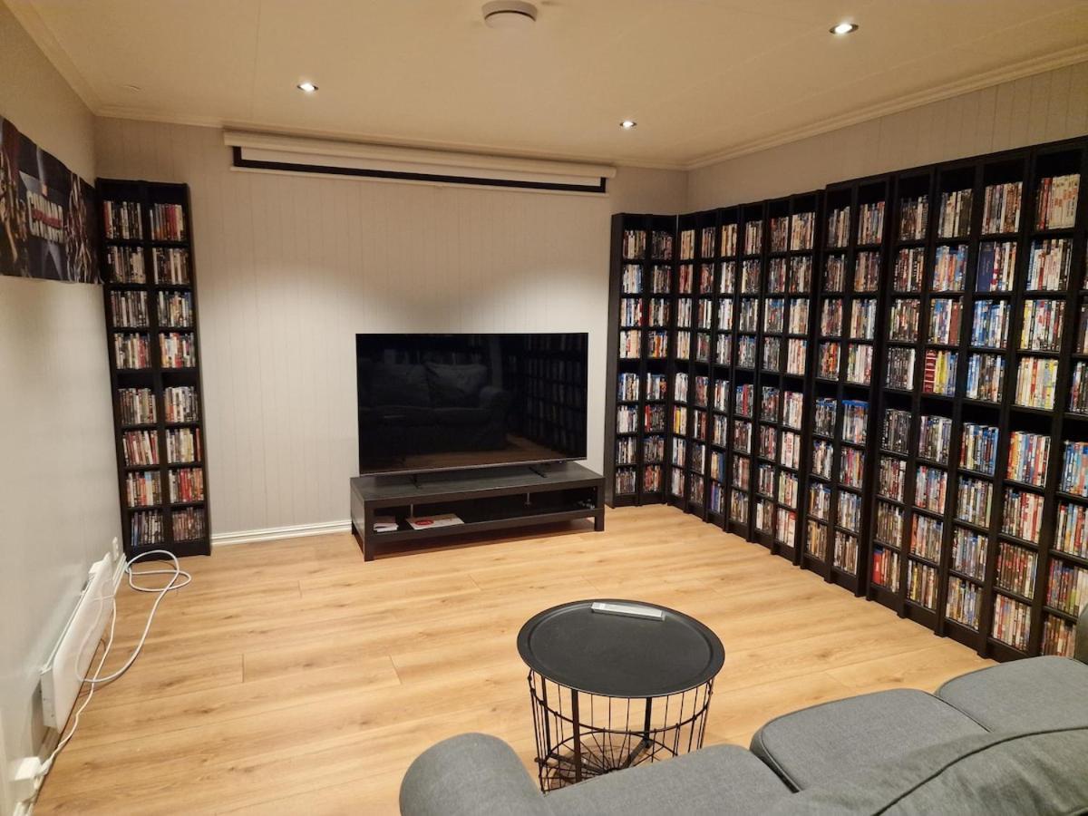 Private With Shared Kitchen, Bathroom And Tv
