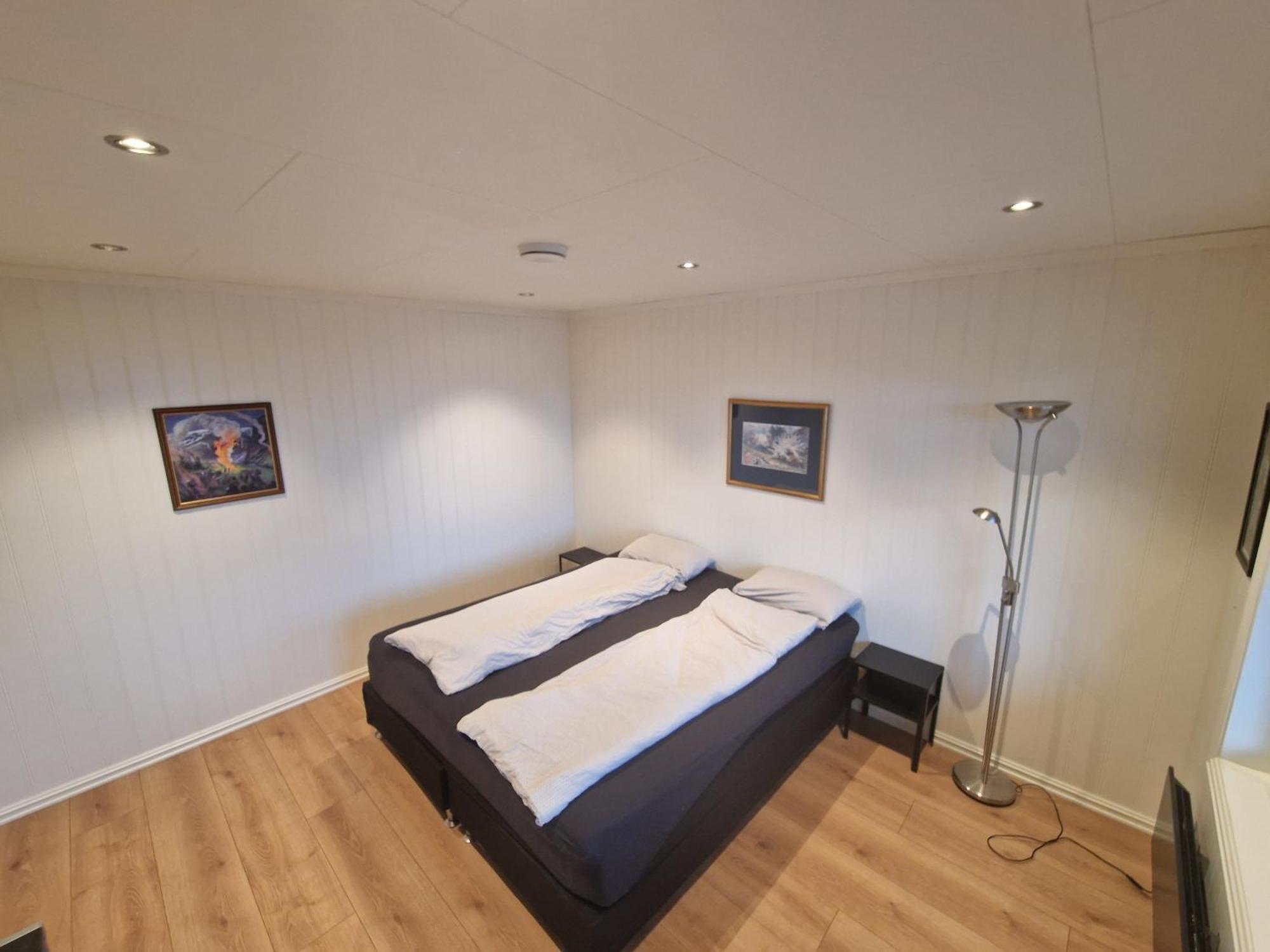 Private With Shared Kitchen, Bathroom And Tv Apartment